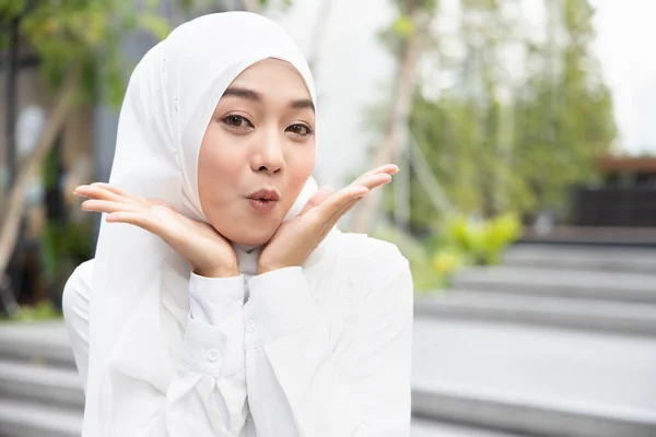 Bahagia Terkejut Muslim Wanita Ekspresi Wajah — Stok Foto