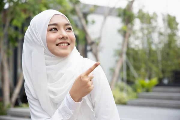 Šťastná Muslimka Žena Ukazuje Nahoru — Stock fotografie