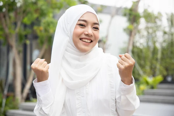 Szczęśliwy Podekscytowany Zaskoczony Muzułmanin Kobieta Wyraz Twarzy — Zdjęcie stockowe