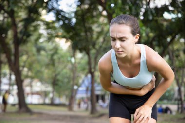Spor kadını, karın ağrısı, ishal, kabızlık, gıda zehirlenmesi çeken fitness kadını.