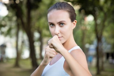 Güçlü kadın MMA, boks, savunma dövüşü, dövüş sanatları yapıyor.