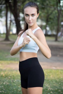 Güçlü kadın MMA, boks, savunma dövüşü, dövüş sanatları yapıyor.