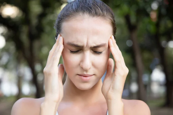 Chora Kobieta Bólem Głowy Gorączką Bólem — Zdjęcie stockowe