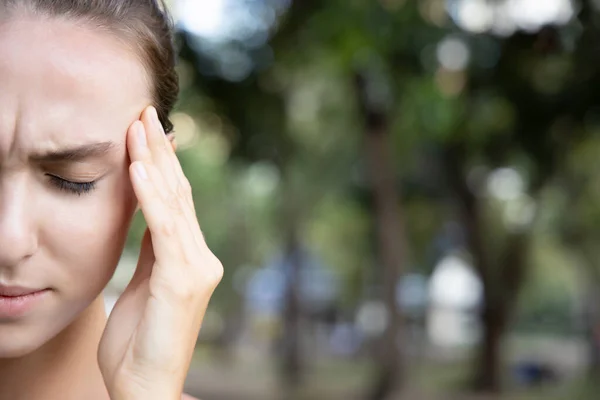 Mujer Enferma Con Dolor Cabeza Fiebre Dolor — Foto de Stock