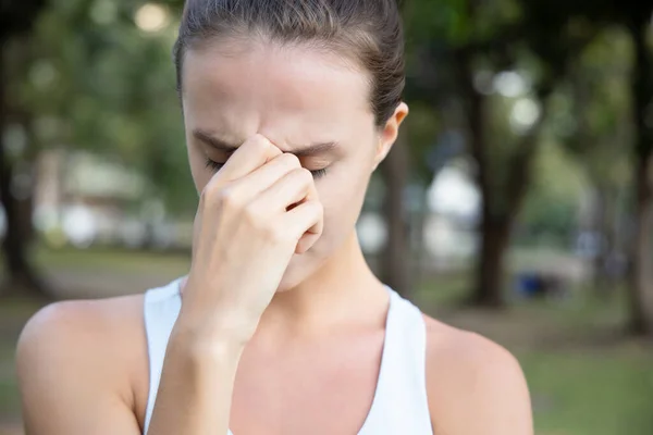 Mujer Enferma Con Dolor Cabeza Fiebre Dolor —  Fotos de Stock