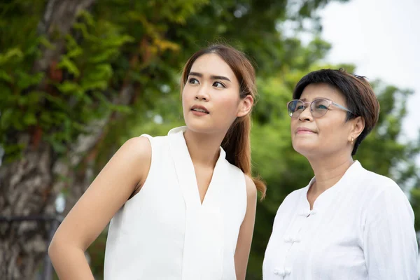 Asiatisk Familj Med Mor Och Dotter Tittar Upp — Stockfoto