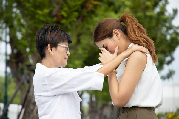 Vecchia Madre Dando Incoraggiamento Sua Figlia — Foto Stock