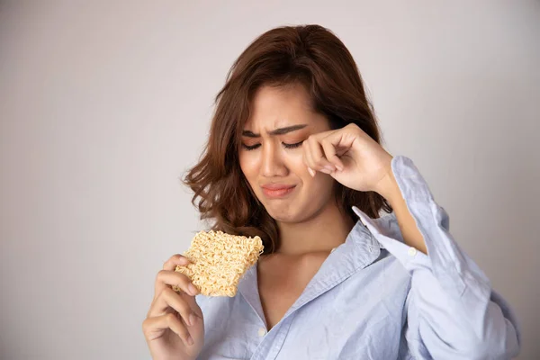 Infeliz Chica Triste Llorando Mientras Tiene Fideos Instantáneos Concepto Presupuesto —  Fotos de Stock