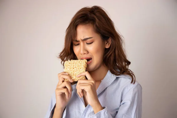 不幸な 悲しい女の子はインスタントラーメンを食べる 失業者 無収入 高ナトリウム 過剰なMsg摂取量失業者のための安価な予算の高速食品の概念 — ストック写真