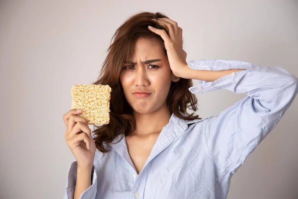 Chica Infeliz Triste Tener Fideos Instantáneos Concepto Presupuesto Barato Comida —  Fotos de Stock