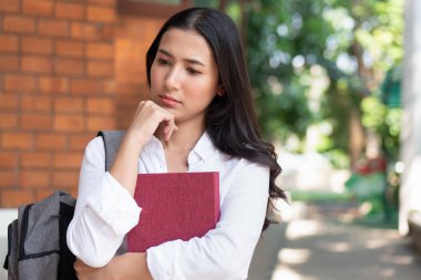 Üniversiteli kadın öğrencilerin düşünceleri, sonrası için planladıkları.
