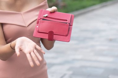 parasız fakir kadın, boş cüzdan; cüzdanı boş fakir kadın portresi, yoksulluk, iflas, ekonomik durgunluk, depresyon, işsizlik, Asyalı genç kadın modeli;