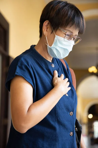 Женщина Средних Лет Маске Лица Затруднениями Дыхания Пневмонией — стоковое фото