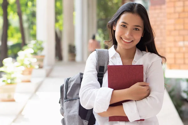 Szczęśliwy Uśmiechnięty Azji Kobieta College Student — Zdjęcie stockowe