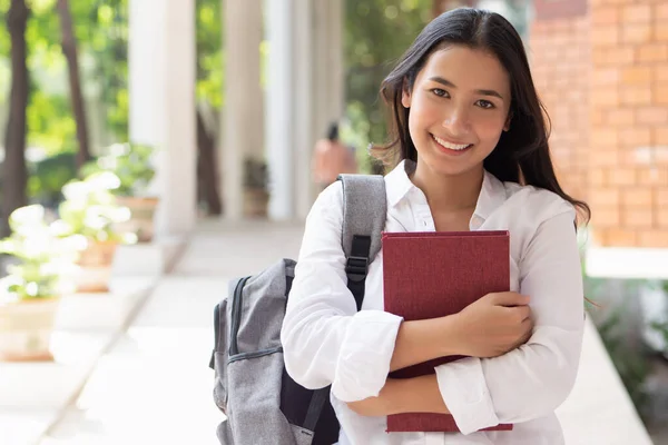 快乐的笑着的亚裔女大学生 — 图库照片