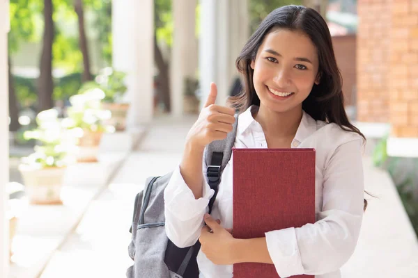 Gelukkig Glimlachen Aziatische Vrouw Student Tonen Duim Omhoog Gebaar — Stockfoto