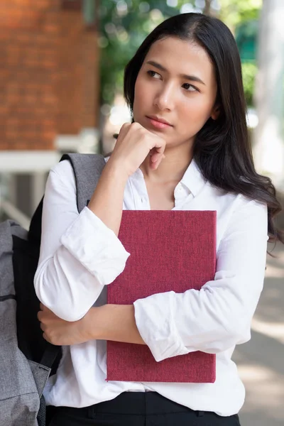 Collège Femme Étudiant Pensée Planification Pour Son Avenir Post Félicitation — Photo