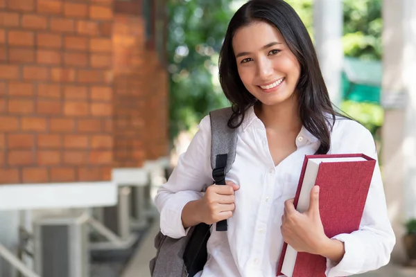 幸せな笑顔のアジア系女子学生が授業に参加します — ストック写真