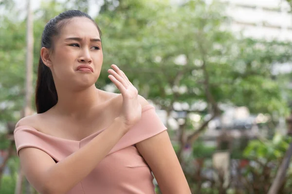 Rechazando Mujer Diciendo Alto Alto Con Gesto Mano — Foto de Stock