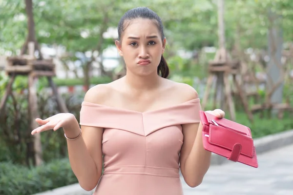 Arme Frau Ohne Geld Leere Brieftasche Porträt Armer Frau Mit — Stockfoto