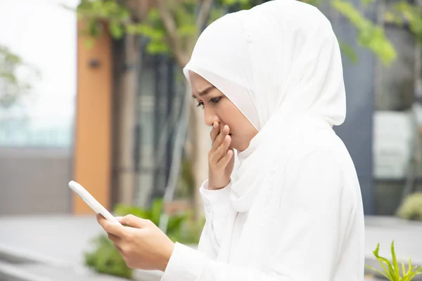 Překvapená Nešťastná Muslimka Islámská Žena Pomocí Smartphonu Podvod Špatná Online — Stock fotografie