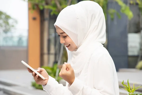快乐的微笑的穆斯林妇女 使用智能手机的伊斯兰妇女 网上购物 电子交易 通信技术概念 — 图库照片