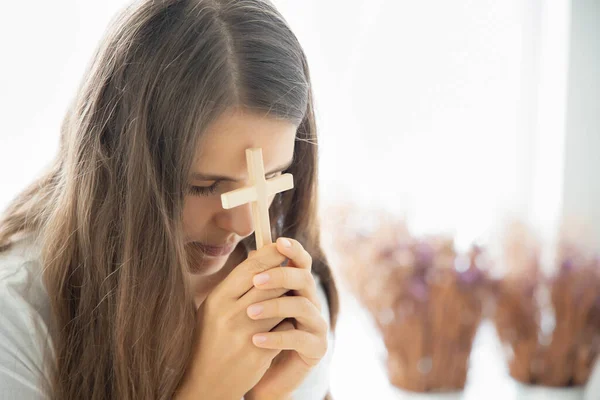 Релігійна Християнка Учень Молиться Богу Святим Хрестом — стокове фото