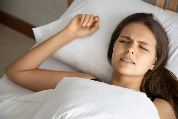 Dişleri gıcırdayan stresli kadın, bruxizm belirtileri; stresli, yorgun, uyuyan dişlerini stresle gıcırdatan kadın portresi; oral, diş bakımı tıbbi konsepti; beyaz yetişkin kadın modeli