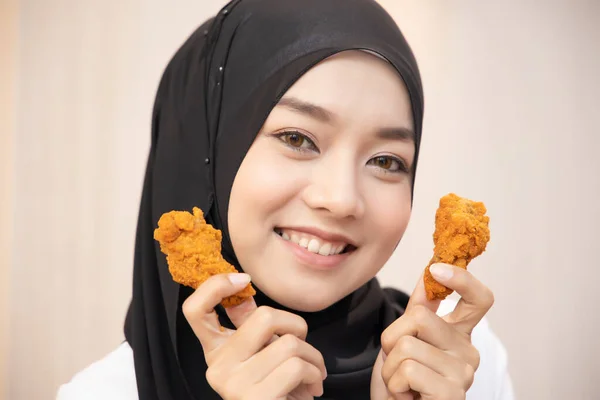 Hambrienta Mujer Islámica Buscando Comer Halal Frito Pollo Wingstick Concepto — Foto de Stock