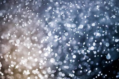 Bokeh 'te noel arkaplanı deseni soyut ışık parıldayan yıldızlar. simli klasik ışık arkaplanı