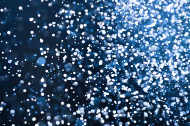 Bokeh 'te noel arkaplanı deseni soyut ışık parıldayan yıldızlar. simli klasik ışık arkaplanı