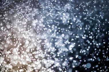 Bokeh 'te noel arkaplanı deseni soyut ışık parıldayan yıldızlar. simli klasik ışık arkaplanı