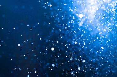 Bokeh 'te noel arkaplanı deseni soyut ışık parıldayan yıldızlar. simli klasik ışık arkaplanı