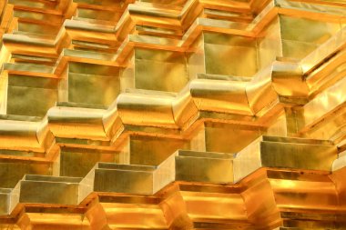 Duvardaki Tayland yerlilerinin altın kaplama tasarımı.