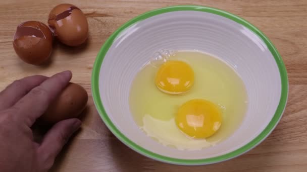 Férfi Tojás Keveréshez Üvegtál Törött Üres Tojás Héj Wipped Tojás — Stock videók