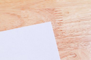 Geri dönüşümlü kağıt kitap ahşap arka plan üzerinde