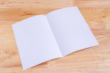 Geri dönüşümlü kağıt kitap ahşap arka plan üzerinde