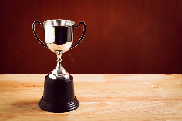 Concepto Ganador Trofeo Plata Colocado Mesa Madera Con Fondo — Foto de Stock