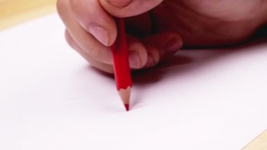 Elini tut kırmızı kalem beyaz masanın üzerinde
