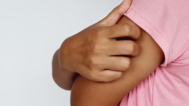 保健和医学概念 人们用手抓痒臂 — 图库视频影像
