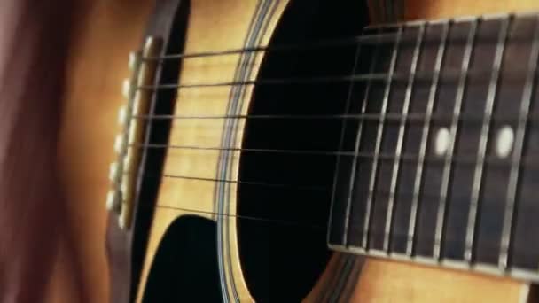 Primer Plano Mano Mujer Tocando Guitarra — Vídeos de Stock