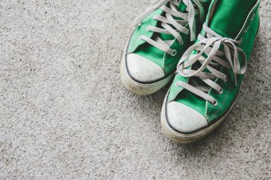 yeşil ayakkabı, spor ayakkabı filtre etkisi retro vintage tarzı ile
