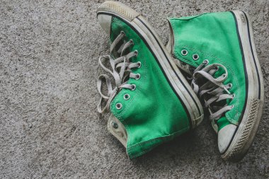 yeşil ayakkabı, spor ayakkabı filtre etkisi retro vintage tarzı ile
