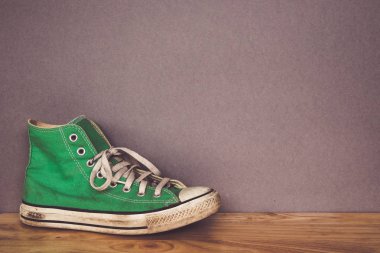yeşil ayakkabı, spor ayakkabı filtre etkisi retro vintage tarzı ile