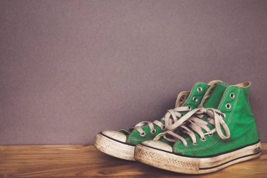 yeşil ayakkabı, spor ayakkabı filtre etkisi retro vintage tarzı ile