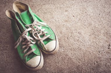 yeşil ayakkabı, spor ayakkabı filtre etkisi retro vintage tarzı ile