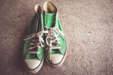 yeşil ayakkabı, spor ayakkabı filtre etkisi retro vintage tarzı ile