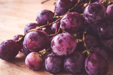 filtre etkisi retro vintage tarzı ile ahşap üzerine üzüm