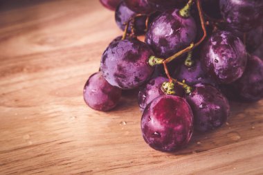 filtre etkisi retro vintage tarzı ile ahşap üzerine üzüm