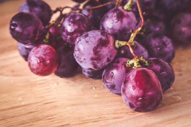 filtre etkisi retro vintage tarzı ile ahşap üzerine üzüm